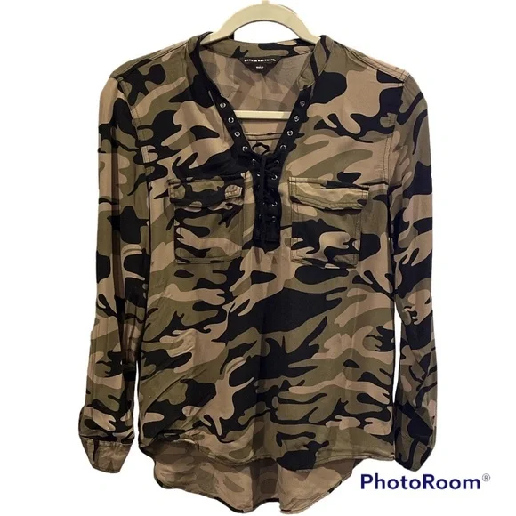 Rock & Republic Women Green Camo Lace up Pullover Shirt size Small - Picture 1 of 8